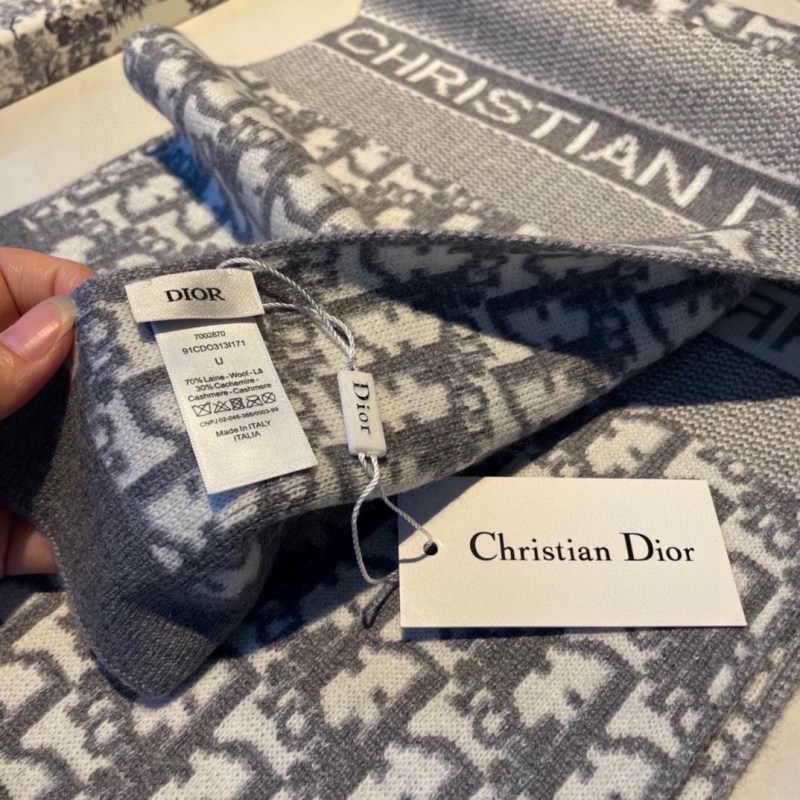 CHRISTIAN DIOR